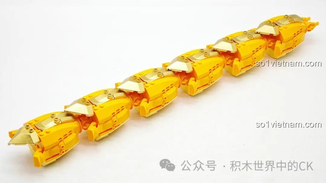 Nối các đốt thân rồng lại với nhau để tạo thành một dải dài và linh hoạt cho mô hình Keeppley K19908.