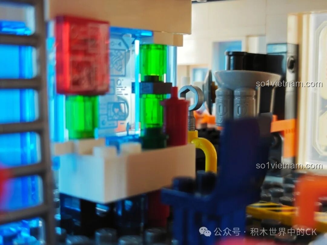 Nội thất bên trong Khoang Sinh Hoạt với các chi tiết đèn và thiết bị, tạo nên một không gian sống động và chân thực.