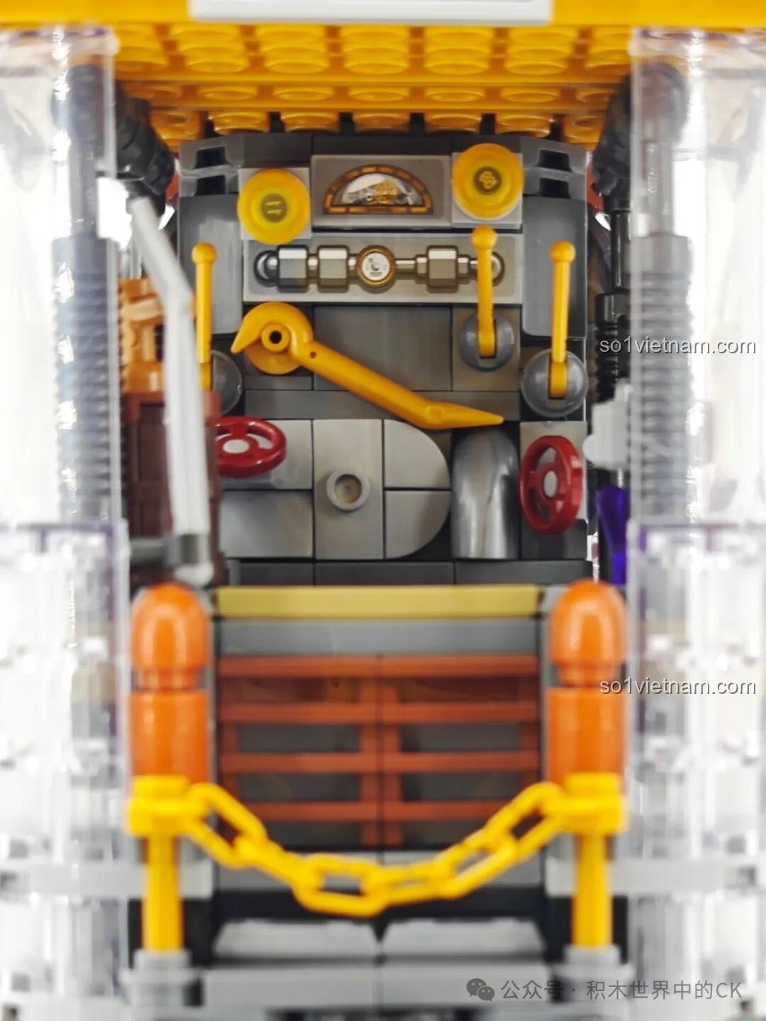 Nội thất chi tiết bên trong cabin lái của mô hình ZHEGAO 958016, cho thấy sự đầu tư vào thiết kế.