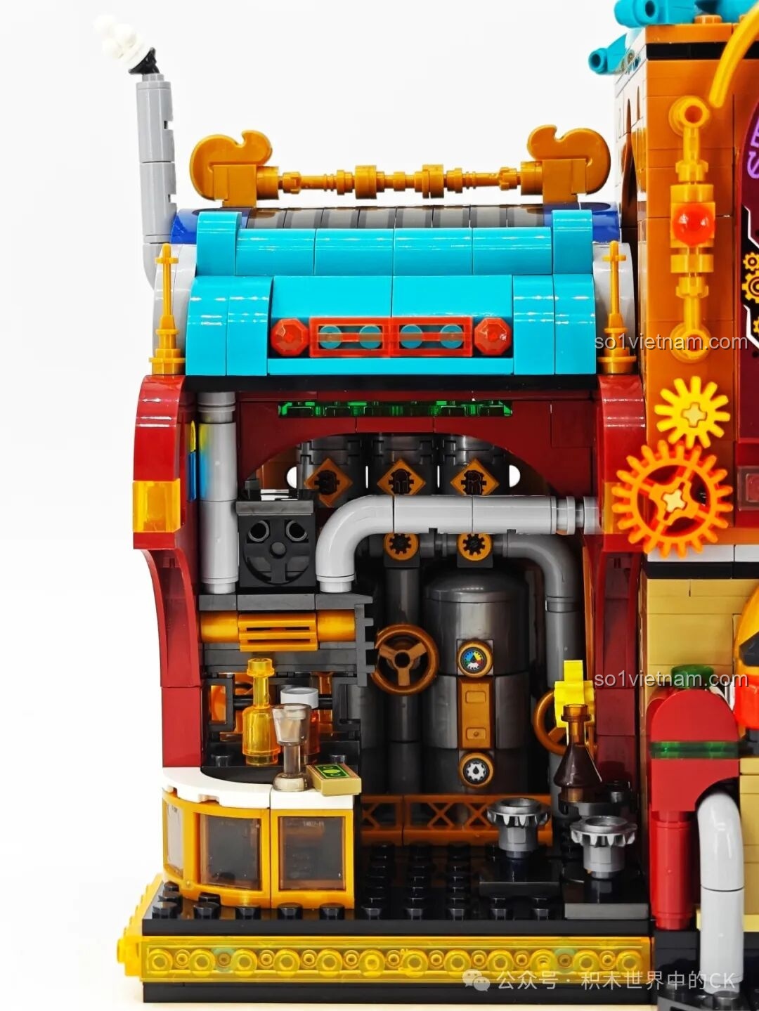 Nội thất cánh trái của ZHEGAO 958013, nơi đặt hệ thống máy móc, lò hơi và đường ống phức tạp, là trái tim của quán bar.