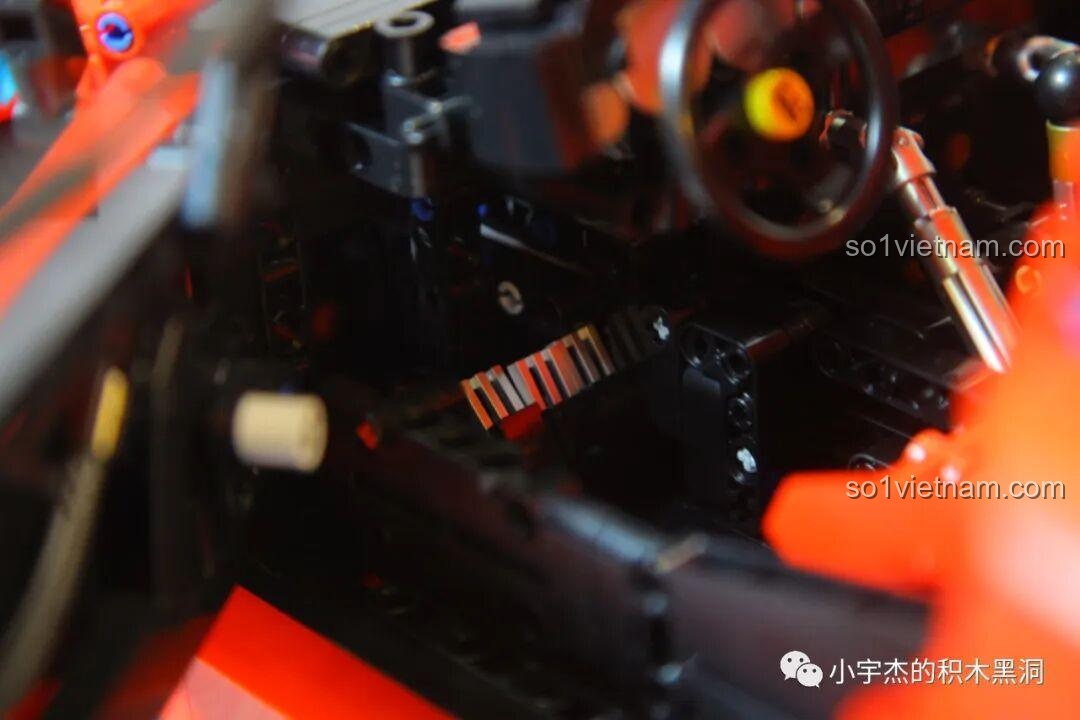 Cận cảnh chi tiết chân ga, chân phanh và chân côn bên trong khoang lái của mô hình CBOX X001, một chi tiết nhỏ nhưng giá trị.