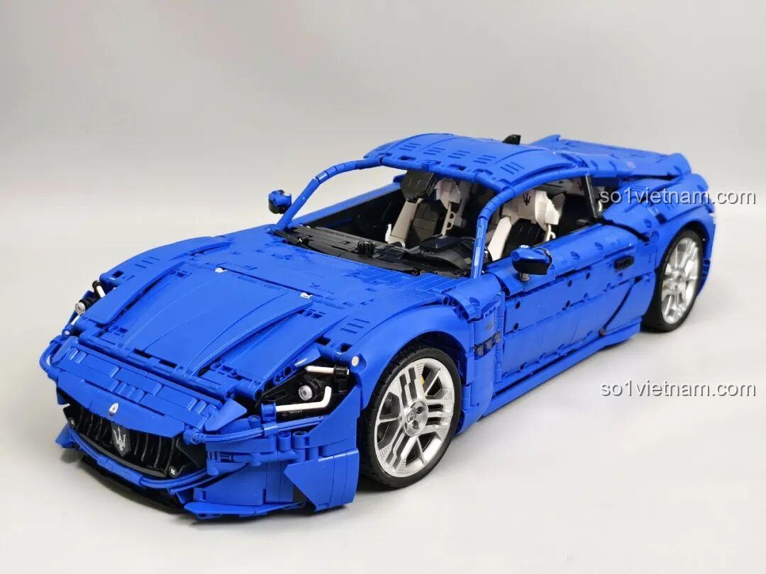 Nội thất cốp sau của Reobrix 11010 Maserati GranTurismo, với không gian chứa pin.