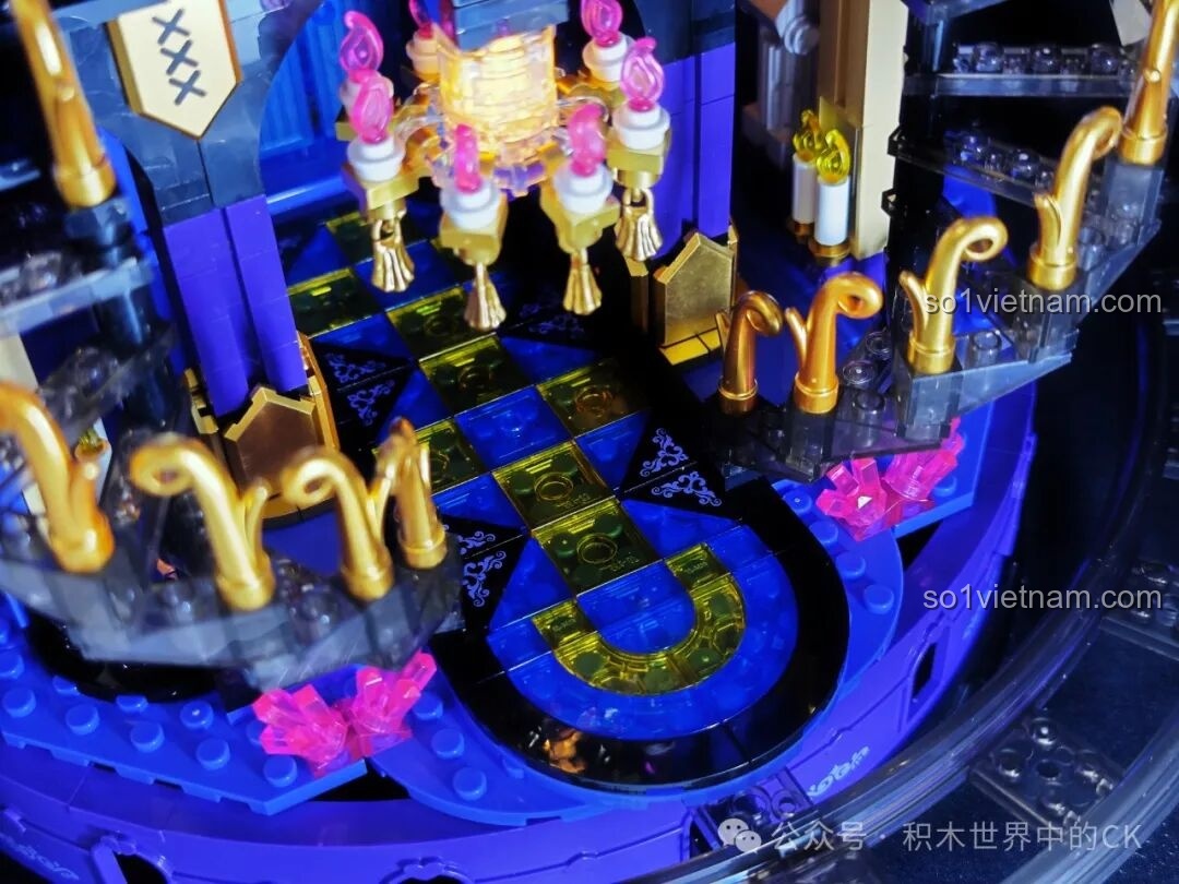 Nội thất đại sảnh của Tòa lâu đài mộng mơ của Kuromi TOP TOY với đèn chùm và cầu thang.
