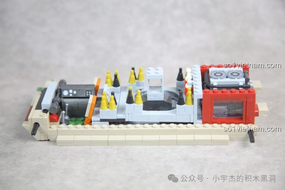 Nội thất với các giá chứa đạn được lắp ráp chi tiết bên trong mô hình xe tăng Panther Ausf. G 100252.