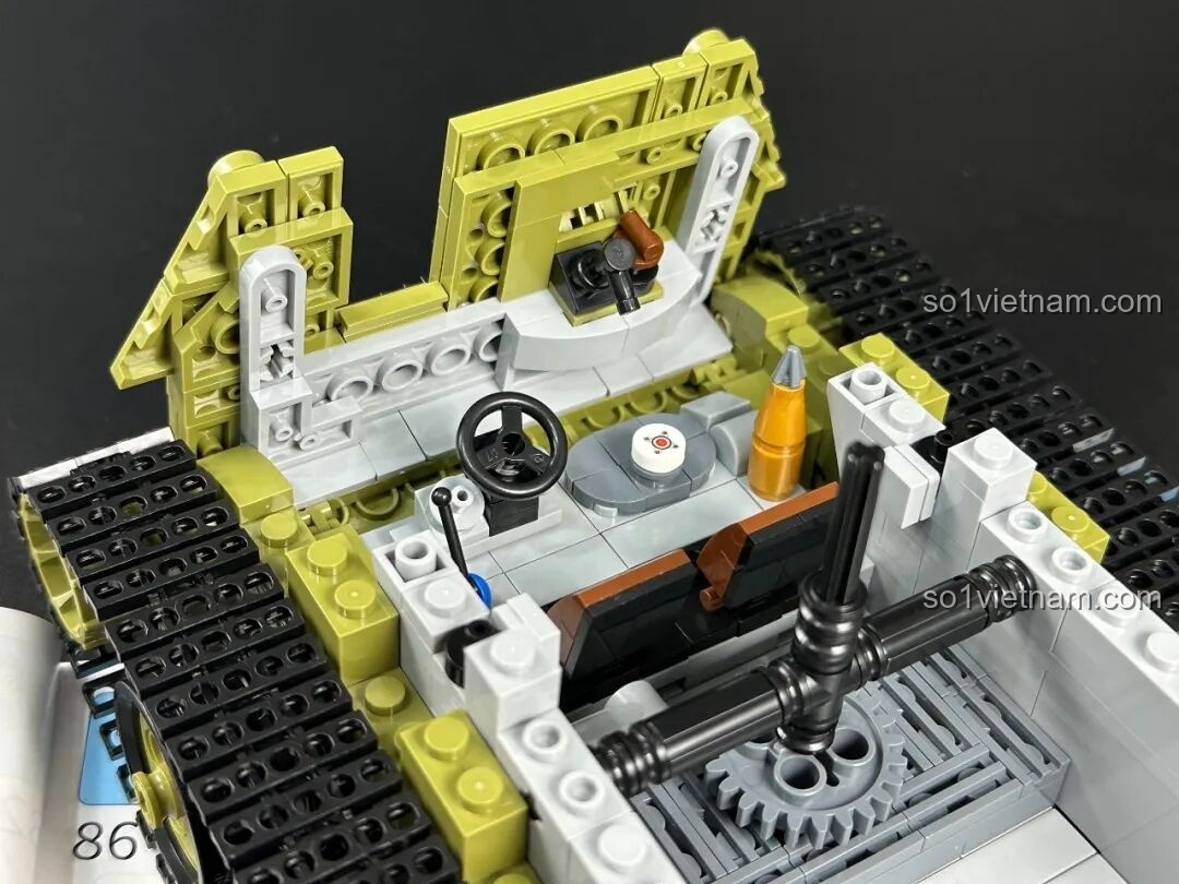 Nội thất hoàn chỉnh của xe tăng T-34 với khoang lái và cơ cấu xoay tháp pháo ở giữa.