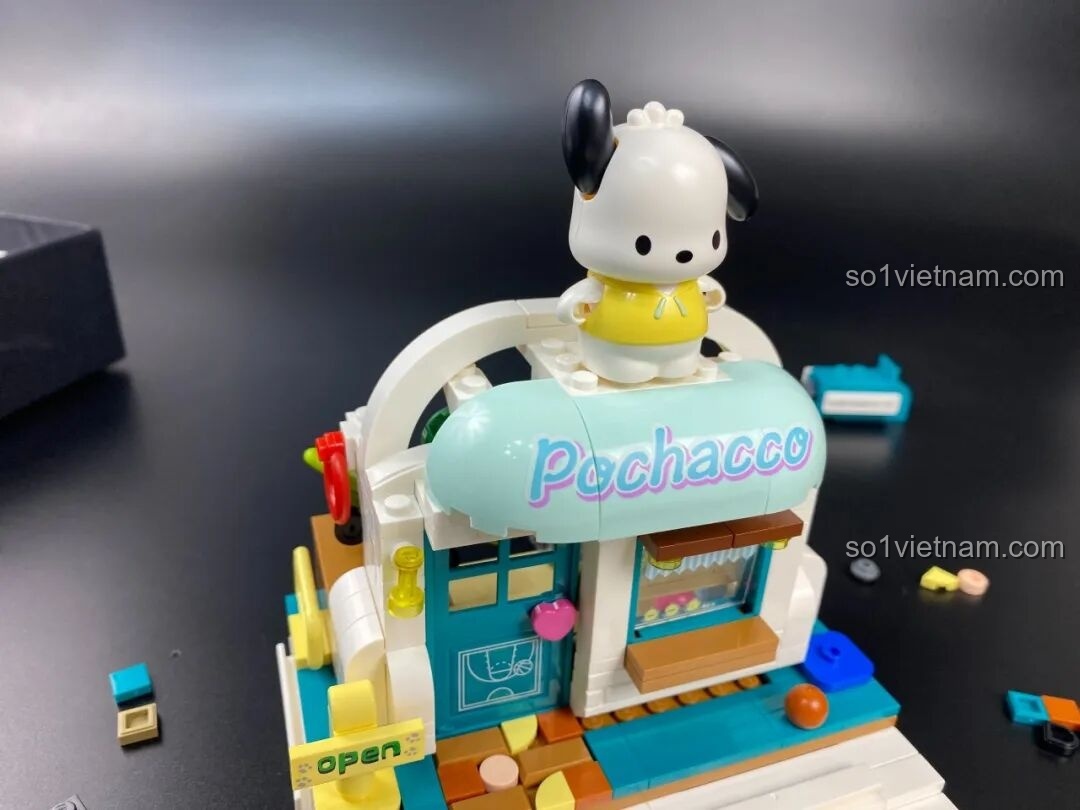 Nội thất bên trong nhà thi đấu Pochacco đã hoàn chỉnh với tạ, bóng, ván trượt, thể hiện sự chi tiết của bộ đồ chơi.