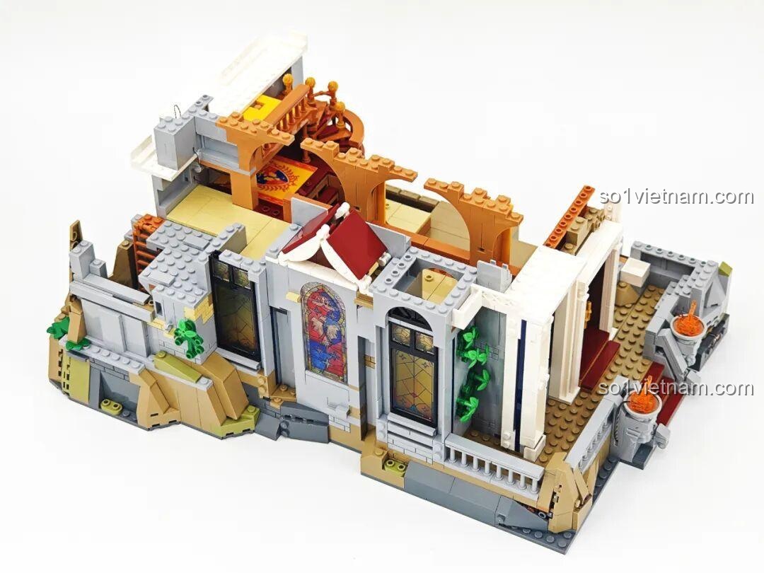 Nội thất Sảnh Tiệc Hoàng Gia Lumibricks L9071 đã hoàn thiện một phần, với bàn tiệc và các chi tiết trang trí.