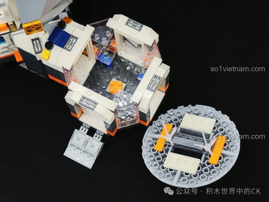 Nội thất bên trong khoang điều áp của bộ Keeppley K10235 khi mở nóc, cho thấy không gian và các chi tiết.
