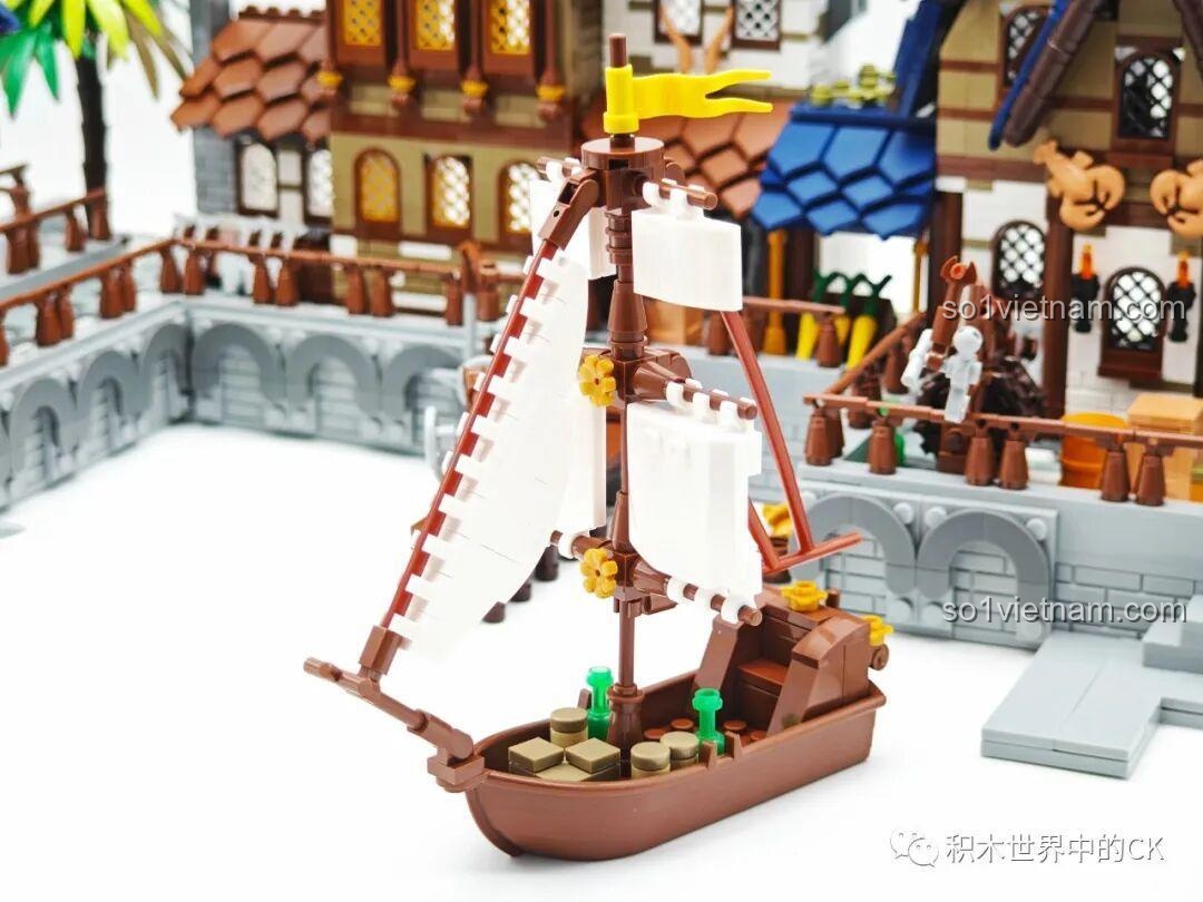 Nội thất phòng ngủ với giường đỏ và thùng gỗ của mô hình JIESTAR 89152 Cảng Trung Cổ.