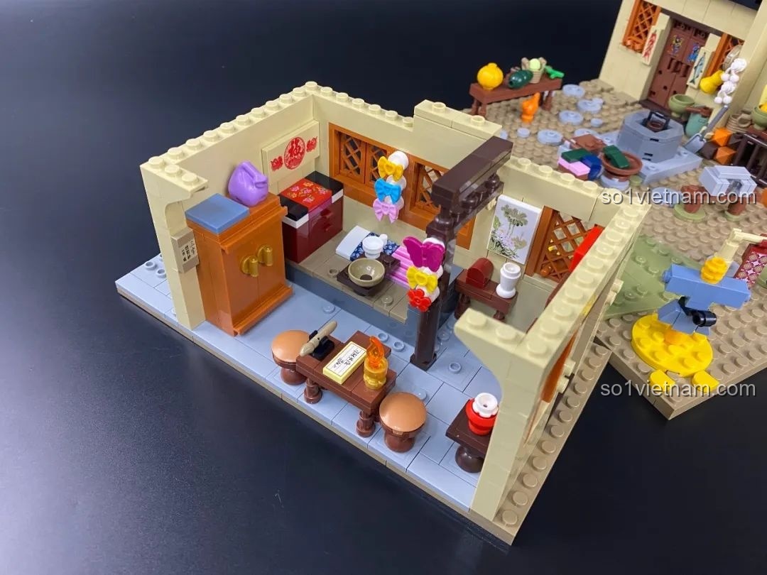 Nội thất bên trong một căn phòng ngủ với giường, tủ và bàn làm việc.