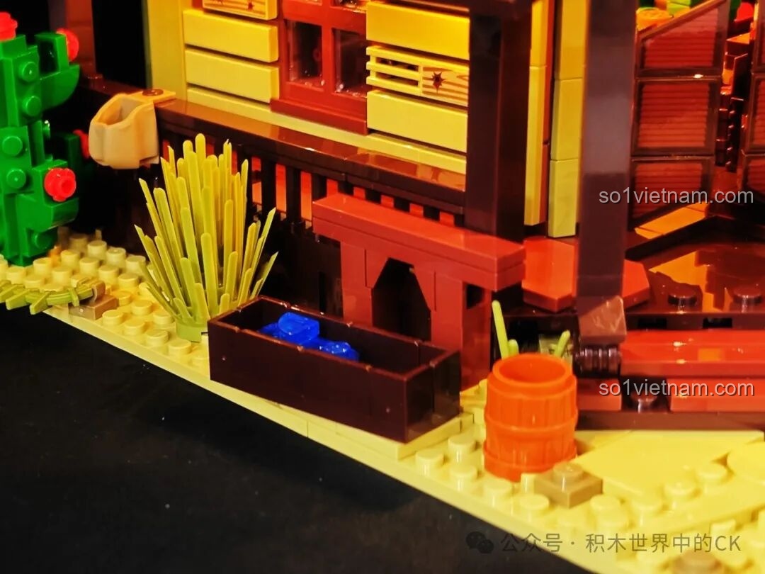 Cận cảnh nội thất một phòng riêng trong Saloon Miền Tây F9021, với súng và ly rượu.