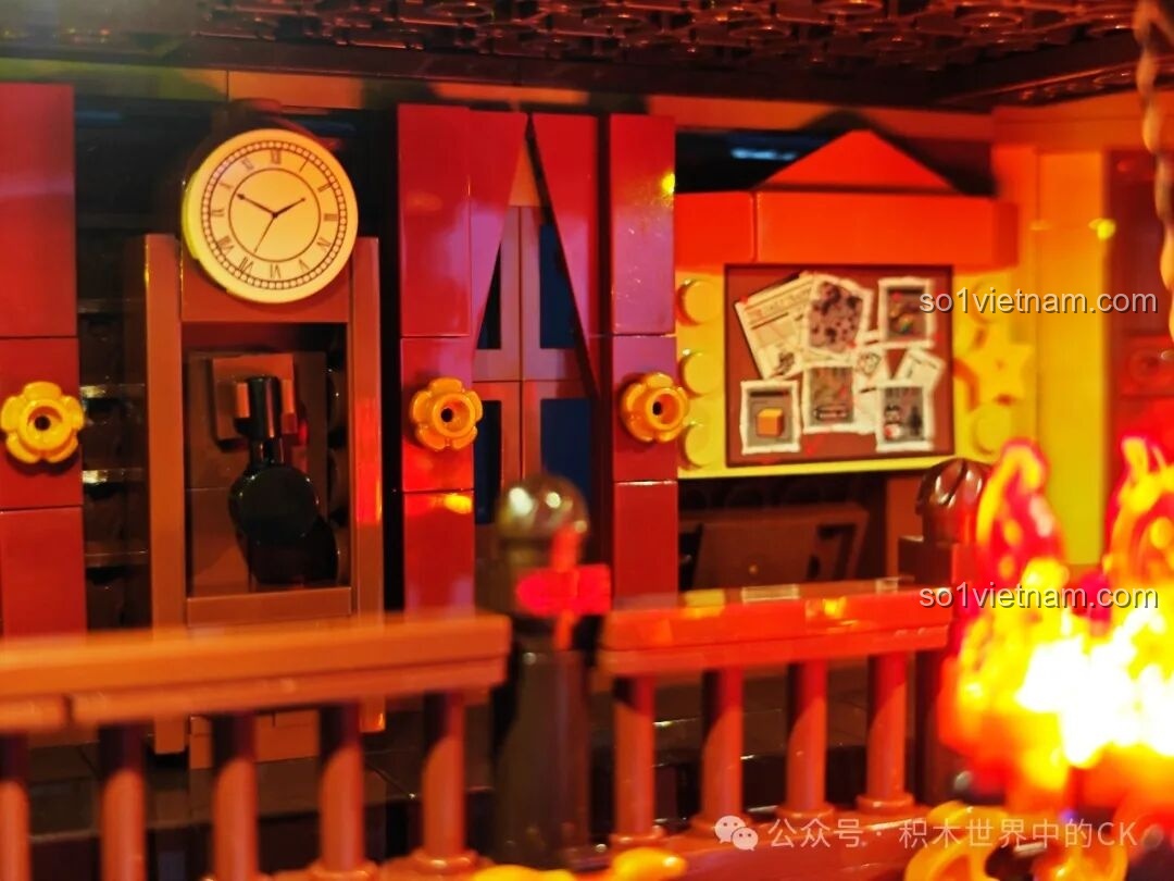 Nội thất bên trong Saloon Miền Tây F9021 với đèn LED, nhìn từ góc rộng khác, hiển thị cả hai tầng.