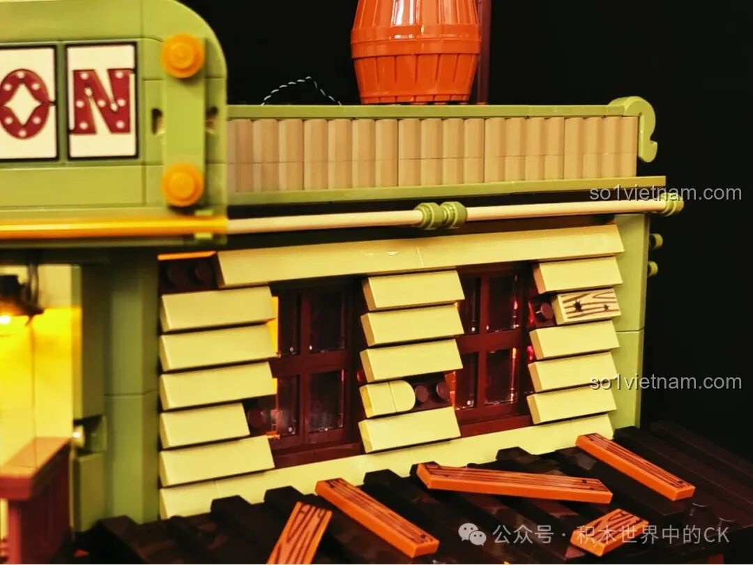 Nội thất bên trong Saloon Miền Tây F9021 với đèn LED, nhìn từ góc rộng, hiển thị cả hai tầng.