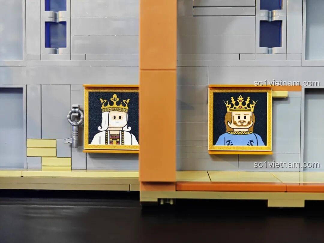 Nội thất Sảnh Tiệc Hoàng Gia Lumibricks L9071 đầy đủ chi tiết với bàn tiệc, cờ hiệu và đèn chùm.