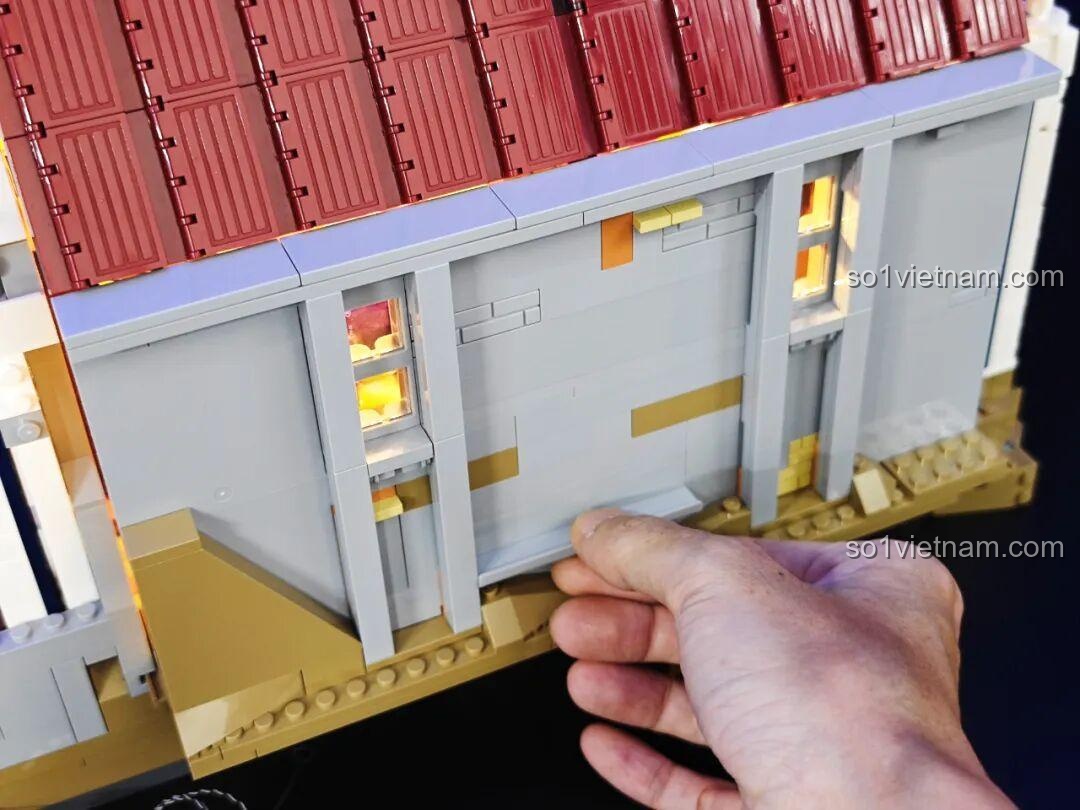Nội thất Sảnh Tiệc Hoàng Gia Lumibricks L9071 khi bức tường bí mật được mở ra, lộ ra các chi tiết bên trong.
