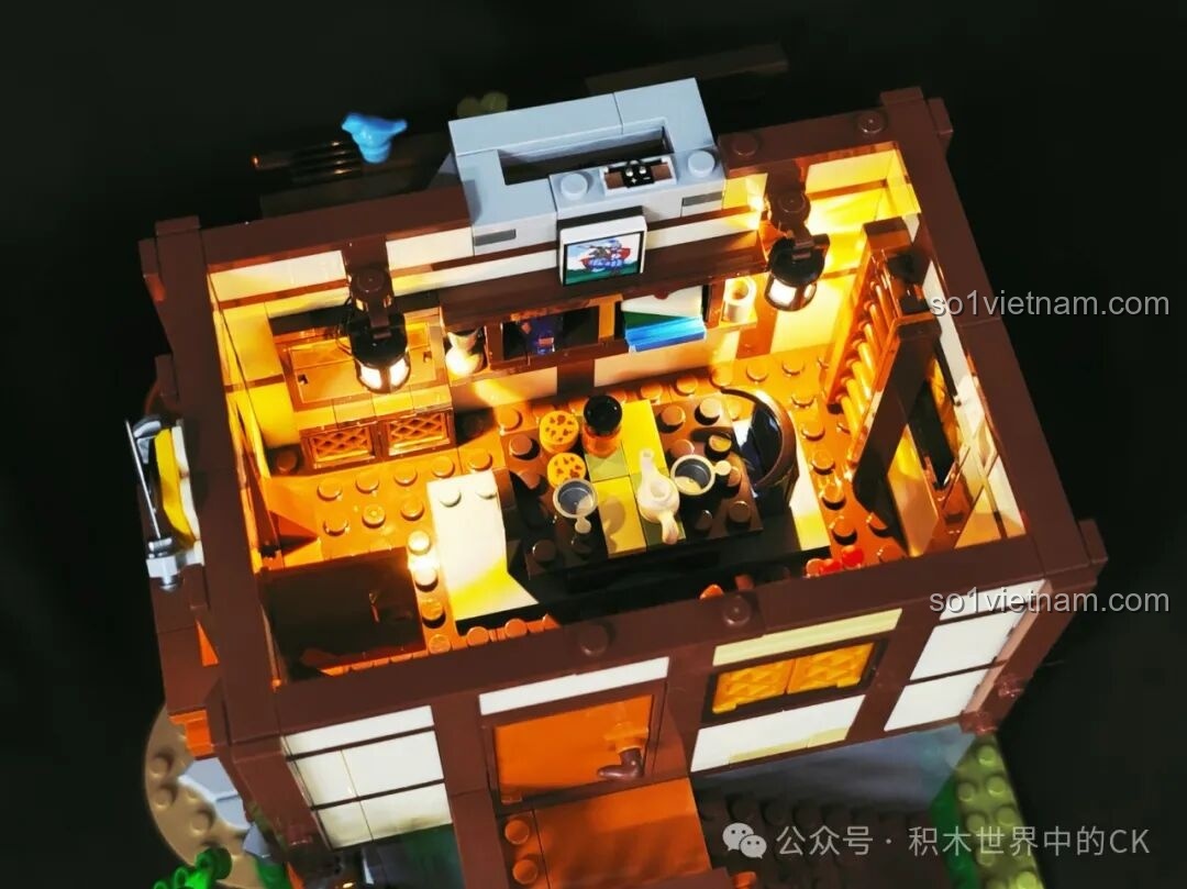 Góc nhìn từ trên xuống nội thất tầng hai của mô hình Funwhole F9040, với bàn ăn, bếp và đèn chiếu sáng.