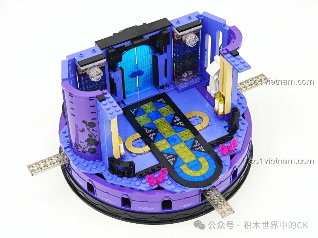 Nội thất tầng một của bộ lắp ghép Kuromi's Purple Crystal Castle TOP TOY xịn giá rẻ đã hoàn thiện.