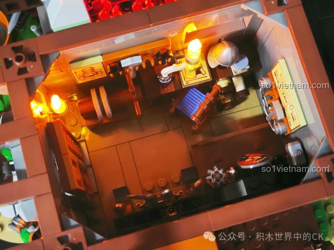 Góc nhìn từ trên xuống nội thất tầng trệt của xưởng rèn Funwhole F9040, nơi trưng bày và chế tác vũ khí.