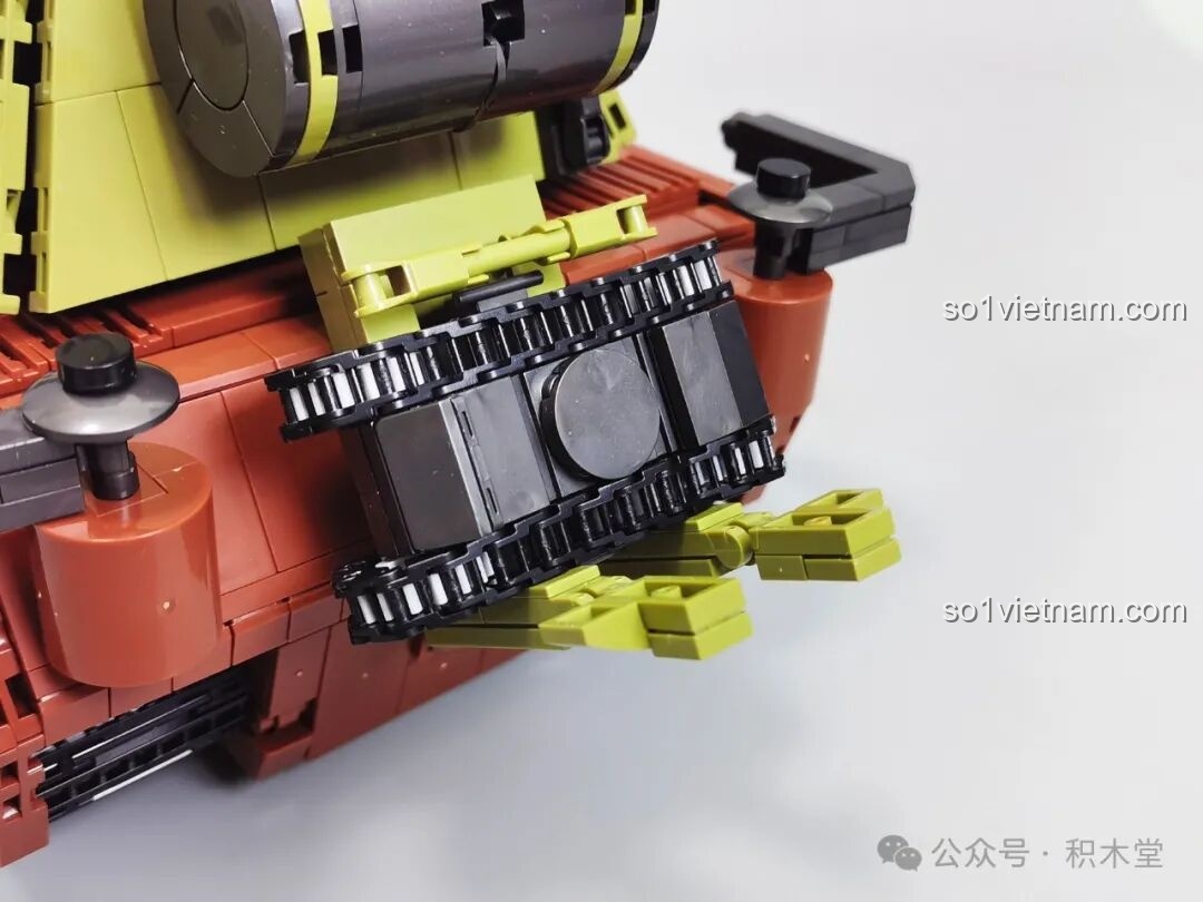 Nội thất tháp pháo xe tăng Maus 12GO 98002 với lính nạp đạn và pháo thủ, mô phỏng cơ chế nạp đạn.