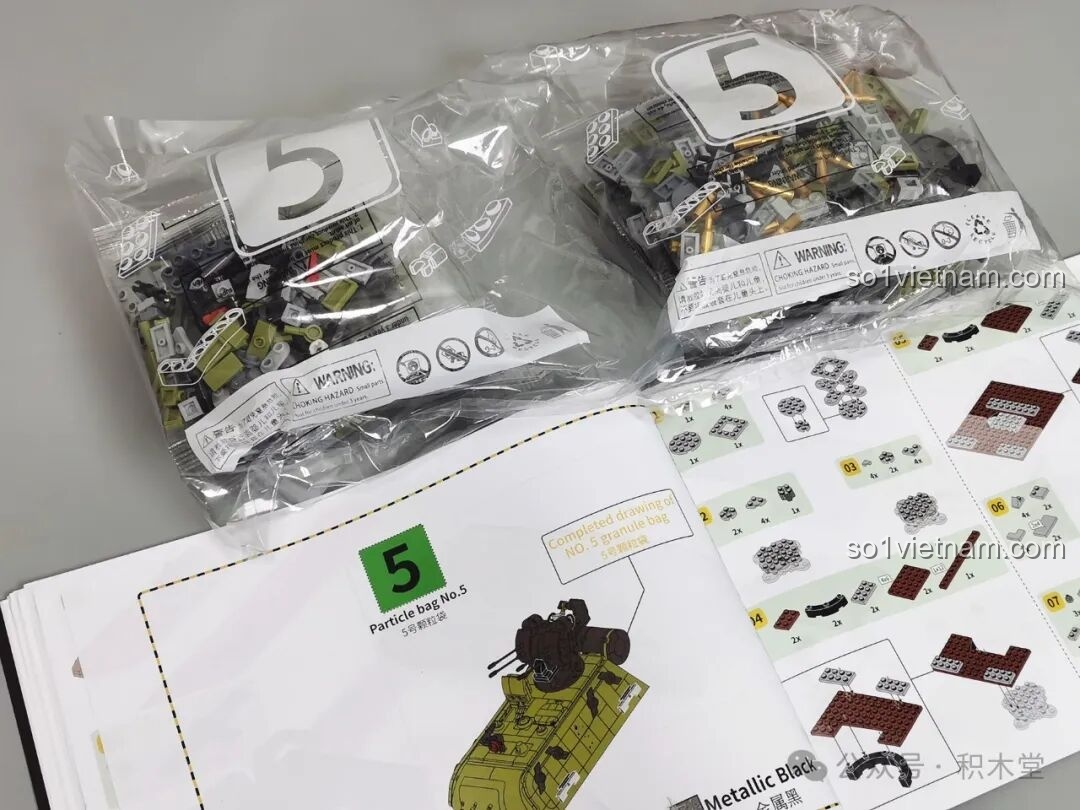 Nội thất tháp pháo của xe tăng Maus 12GO 98002 với 3 giá đỡ đạn và 27 viên đạn mạ vàng, cực kỳ chi tiết.