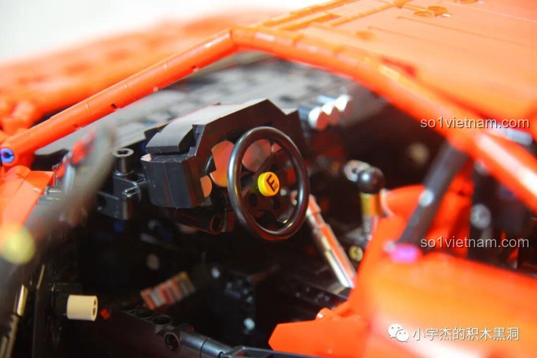 Cận cảnh vô lăng và bảng điều khiển bên trong khoang lái của xe CBOX X001, các chi tiết được tái hiện khá tốt.