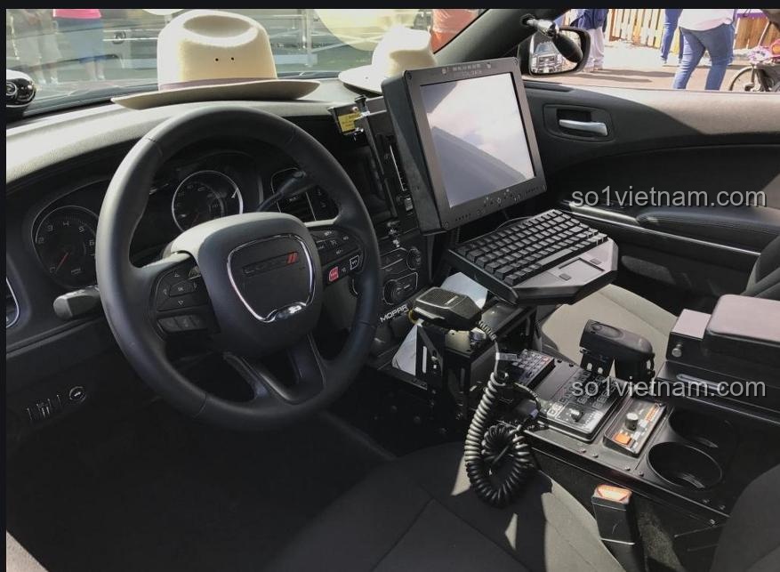 Hình ảnh tham khảo nội thất của một chiếc xe cảnh sát Dodge Charger thật, để so sánh với mô hình Reobrix 816.
