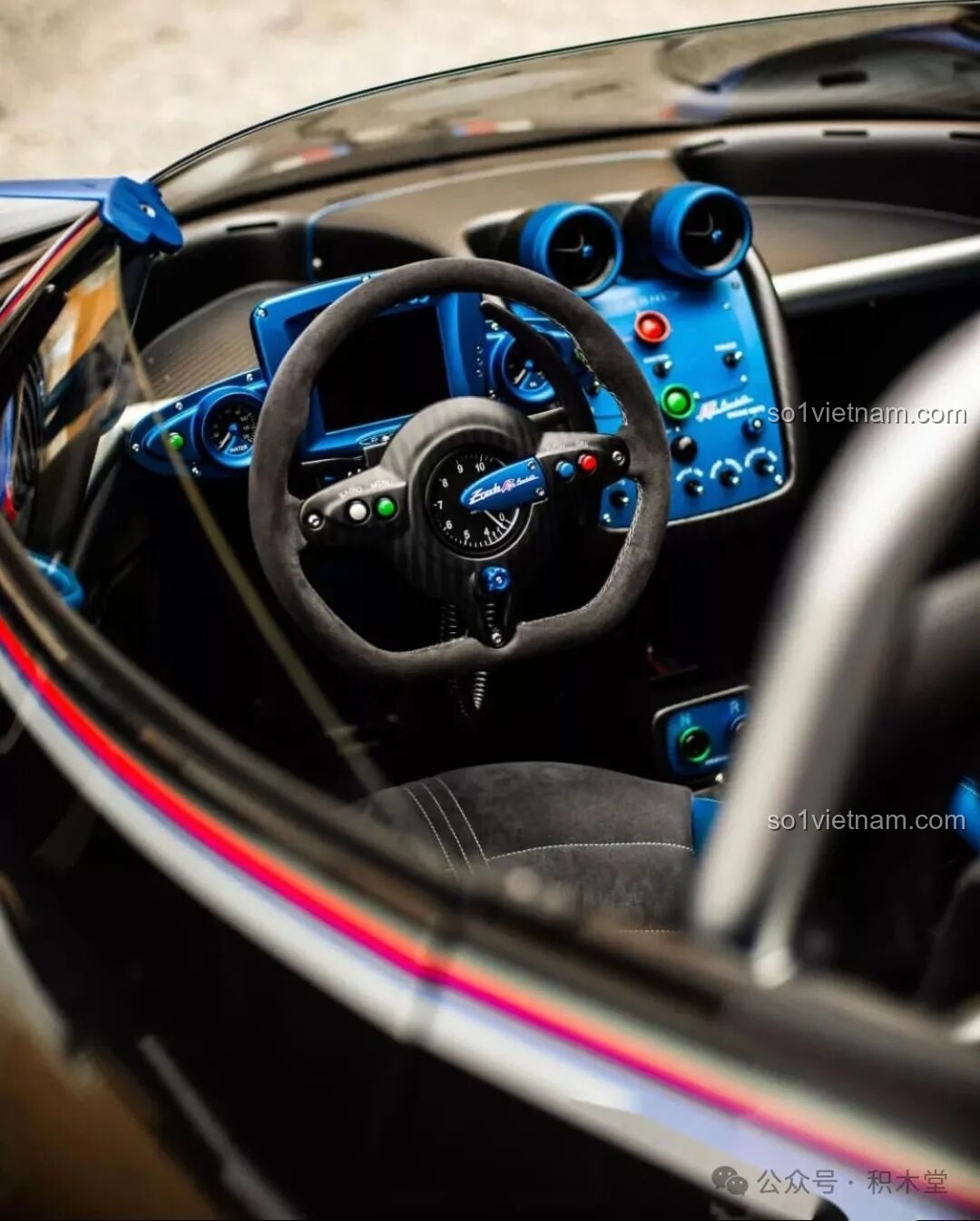 Nội thất sang trọng và phức tạp của một chiếc Pagani Zonda R thật, với tông màu xanh dương nổi bật và vô lăng thể thao.