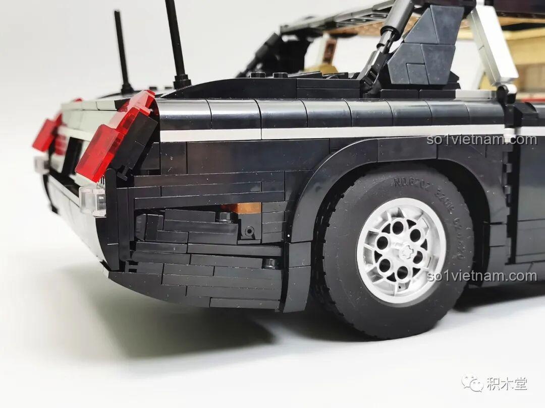 Nội thất phía sau của mô hình Zhimeng Tree T5043 Xe Lễ Tân Hồng Kỳ, với không gian rộng rãi và sàn gỗ.