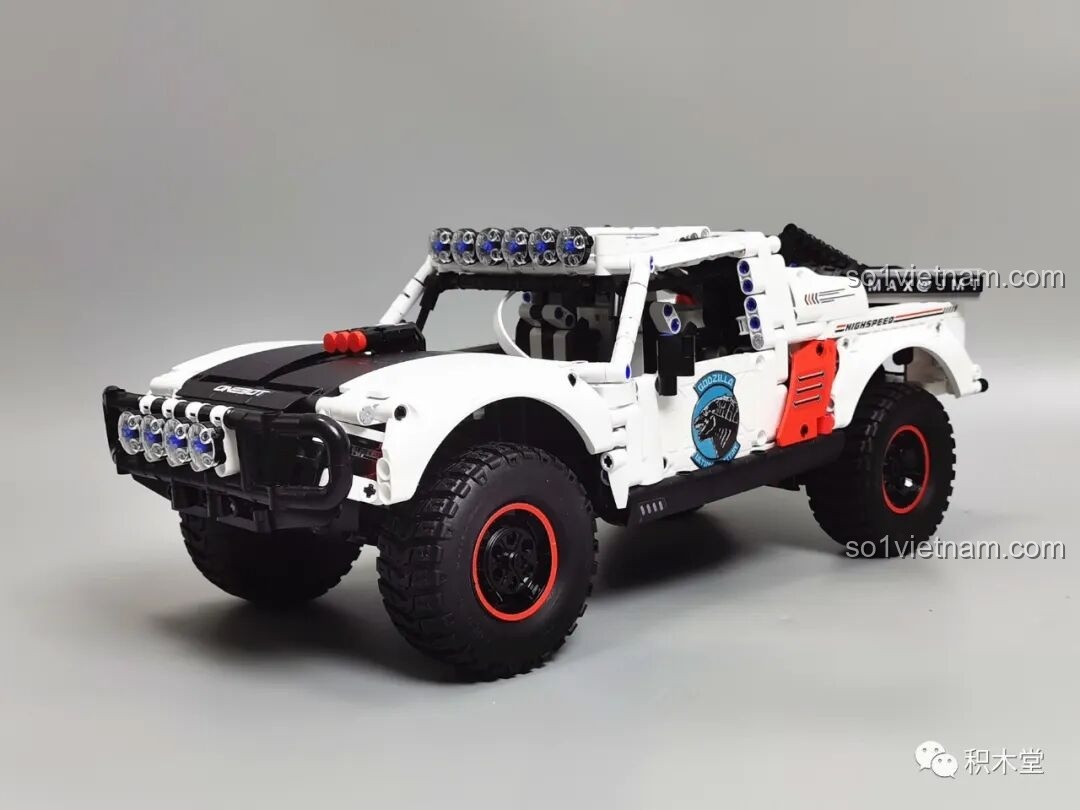 Cận cảnh chi tiết cản trước của ONEBOT 9AIQI Mô Hình Xe Đua, với thiết kế chắc chắn và các điểm nhấn màu xanh.