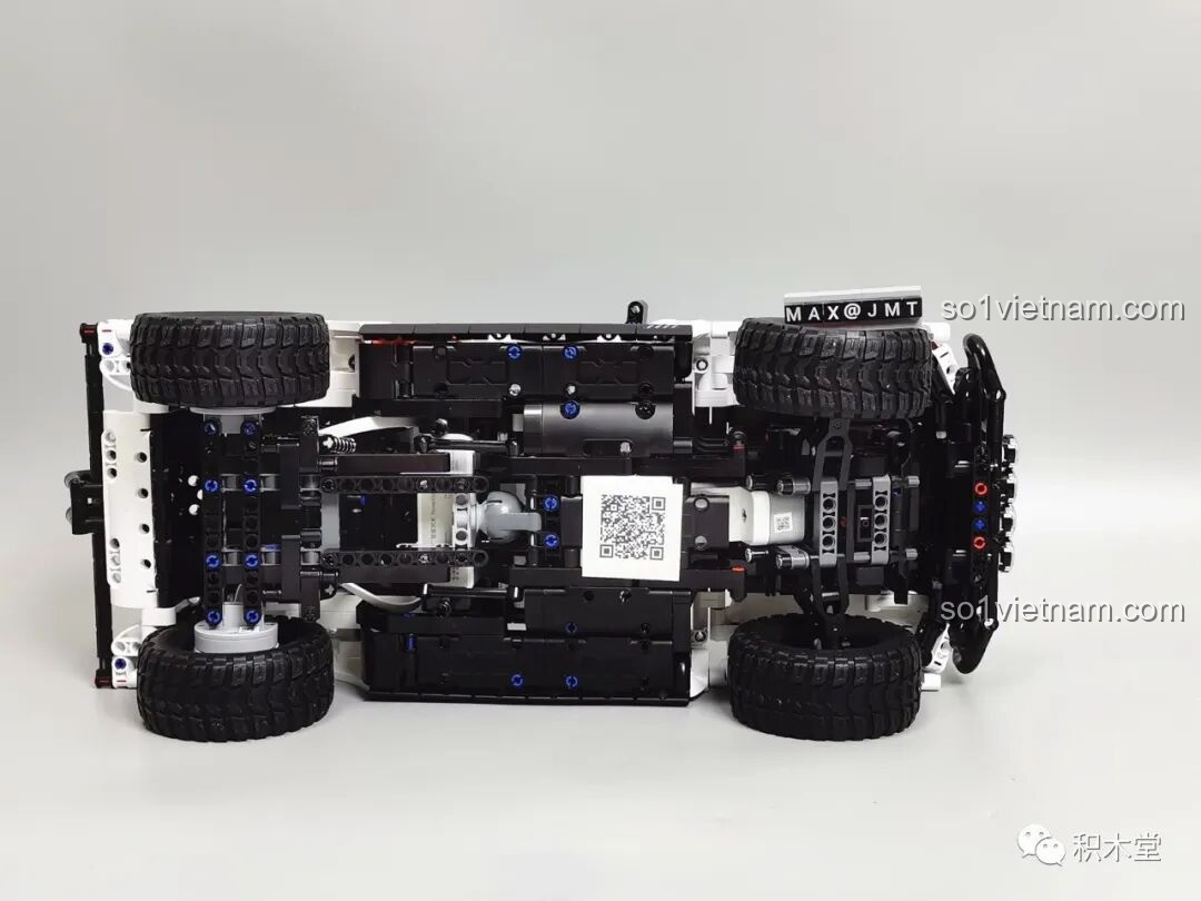 Màn hình điện thoại hiển thị các chế độ chơi khác nhau của ONEBOT 9AIQI Mô Hình Xe Đua trong ứng dụng điều khiển, bao gồm chế độ kéo lùi và quán tính.