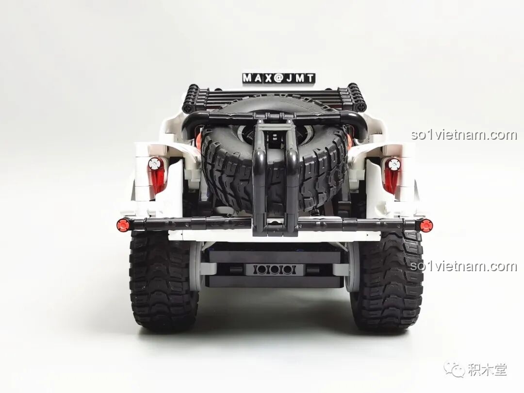 Cận cảnh decal Kong trên thân xe của ONEBOT GPT09AIQI Xe Tải Điều Khiển Từ Xa, thể hiện sự mạnh mẽ và bền bỉ.