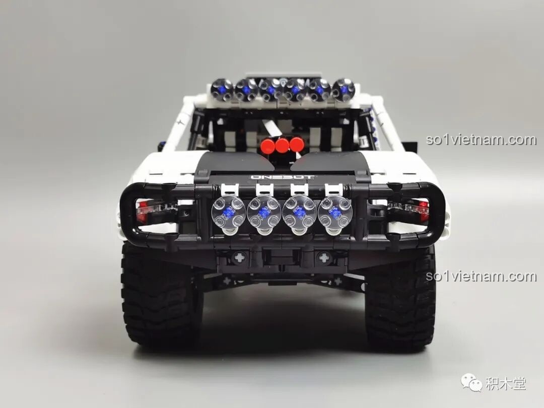 Cận cảnh dàn đèn trên nóc của ONEBOT GPT09AIQI Xe Tải Điều Khiển Từ Xa, với sáu bóng đèn lớn, tăng cường khả năng chiếu sáng.