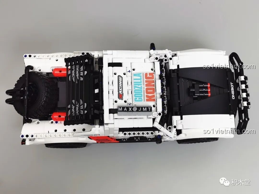 Cận cảnh lốp dự phòng và gương chiếu hậu có thể điều chỉnh của ONEBOT GPT09AIQI Xe Tải Điều Khiển Từ Xa.