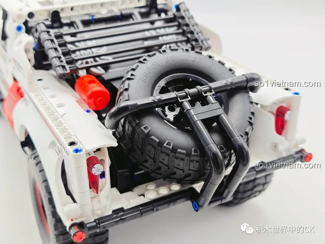 Lốp dự phòng được gắn chắc chắn ở phía sau của ONEBOT OBCPRC01AIQI Xe Tải Đua Địa Hình, vừa trang trí vừa thể hiện sự chuẩn bị.