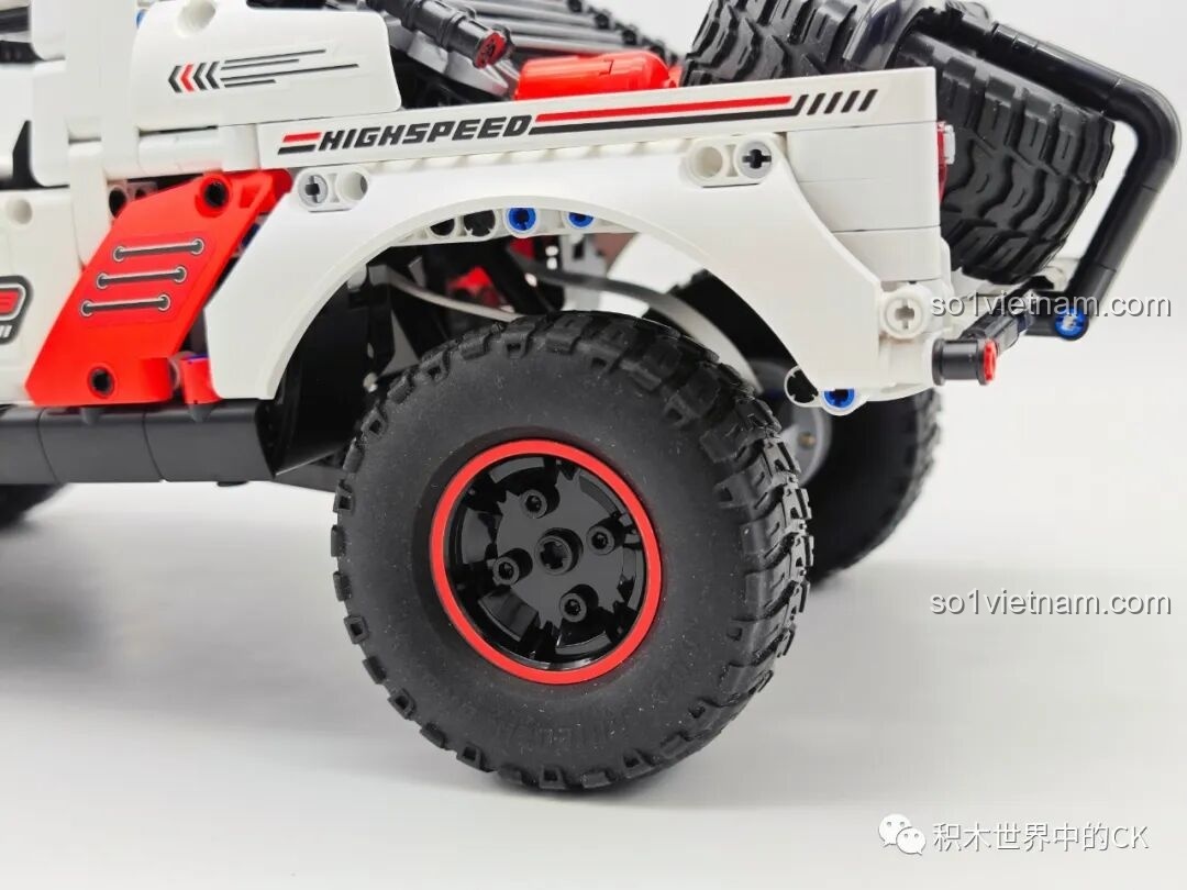 Bánh sau của ONEBOT OBCPRC01AIQI Xe Tải Đua Địa Hình với lốp gai tương tự bánh trước, sẵn sàng cho những pha 