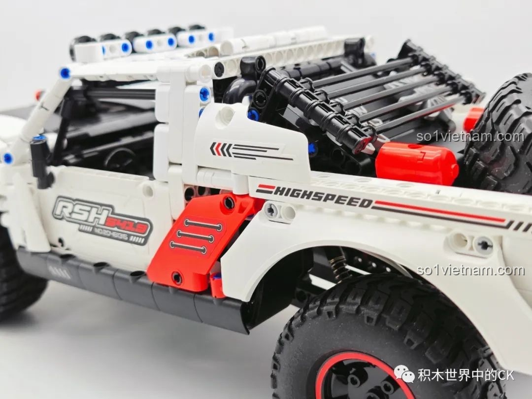 Các chi tiết thân xe của ONEBOT OBCPRC01AIQI Xe Tải Đua Địa Hình được lắp ghép tinh xảo, tạo nên tổng thể liền mạch.