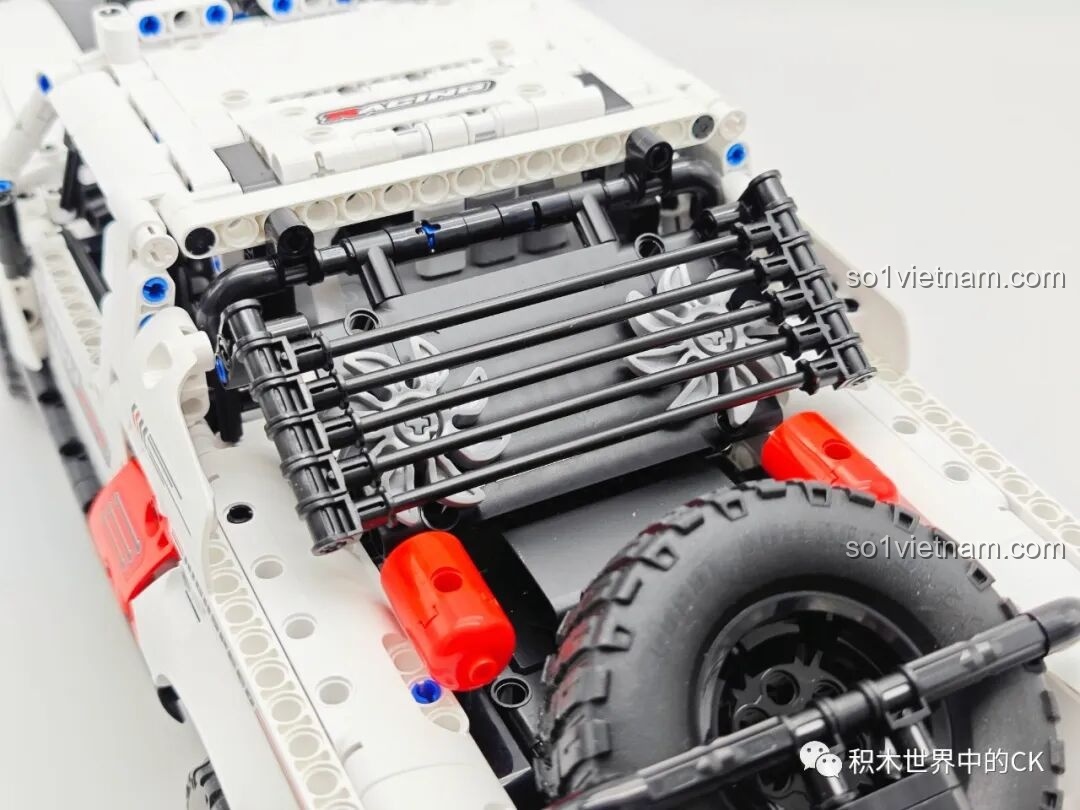 Thùng xe của ONEBOT OBCPRC01AIQI Xe Tải Đua Địa Hình với các chi tiết lưới và bình xăng phụ màu đỏ, tăng vẻ thực tế.