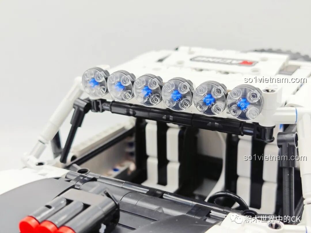 Dải đèn nóc xe của ONEBOT OBCPRC01AIQI Xe Tải Đua Địa Hình, không chỉ tăng thẩm mỹ mà còn thể hiện chất xe đua chuyên nghiệp.