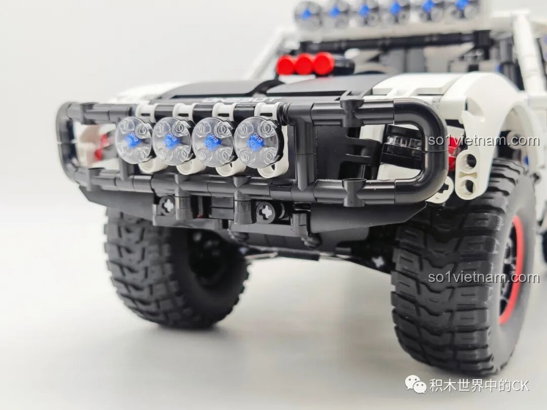 Cận cảnh cụm đèn pha phụ phía trước của ONEBOT OBCPRC01AIQI Xe Tải Đua Địa Hình, thiết kế chân thực và chi tiết.