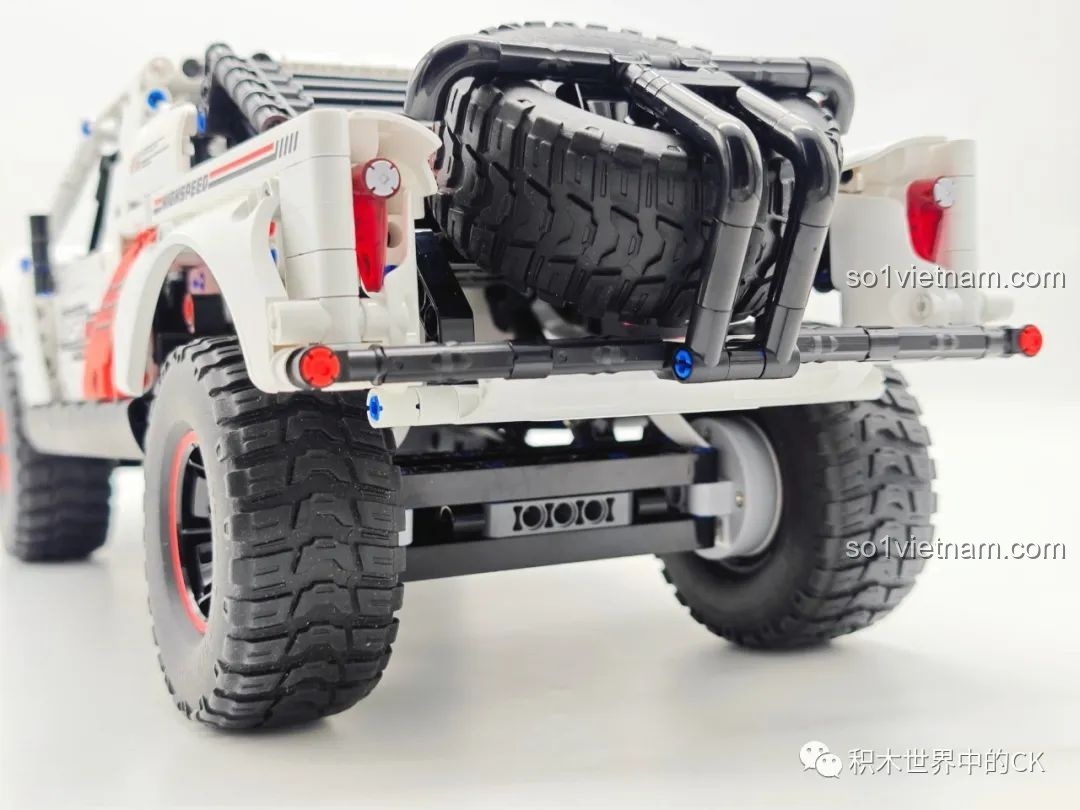 Góc nhìn cận cảnh đuôi xe của ONEBOT OBCPRC01AIQI Xe Tải Đua Địa Hình, cho thấy sự tỉ mỉ trong từng chi tiết nhỏ.