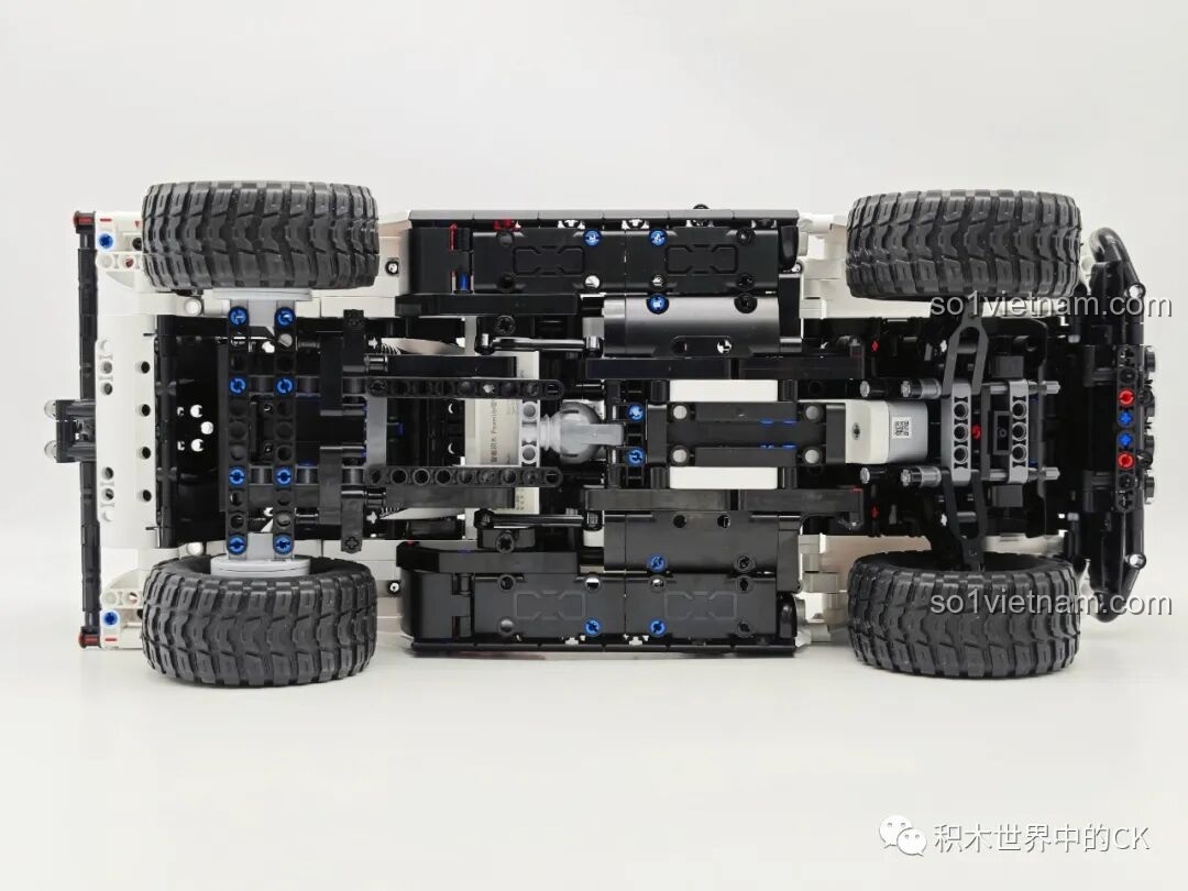 Hình ảnh gầm xe của ONEBOT OBCPRC01AIQI Xe Tải Đua Địa Hình, cho thấy hệ thống khung gầm và các chi tiết kỹ thuật phức tạp.