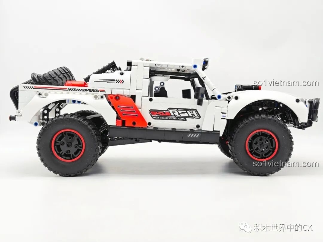 Góc nhìn ngang của chiếc ONEBOT OBCPRC01AIQI Xe Tải Đua Địa Hình với decal đã dán đầy đủ, tăng thêm vẻ cá tính.