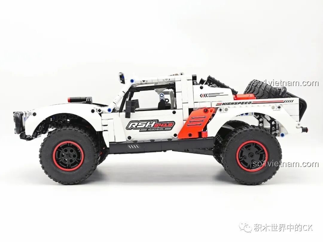 Góc nhìn ngang của chiếc ONEBOT OBCPRC01AIQI Xe Tải Đua Địa Hình, khoe đường nét thiết kế mạnh mẽ và khoảng sáng gầm cao.