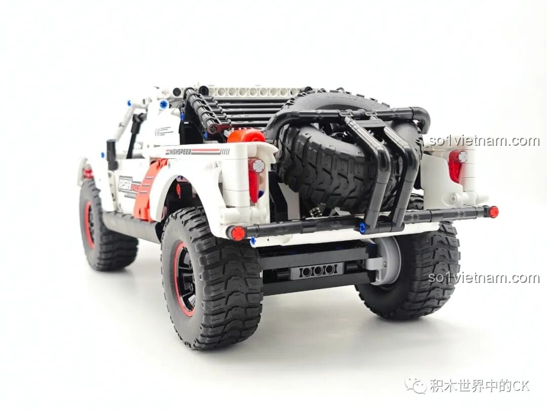 Góc nhìn từ phía sau của chiếc ONEBOT OBCPRC01AIQI Xe Tải Đua Địa Hình, với lốp dự phòng và cụm đèn hậu.