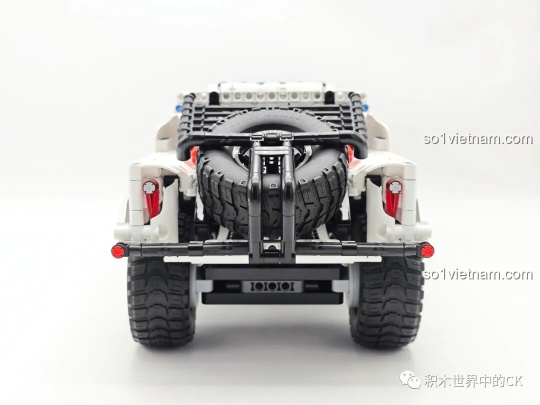 Góc nhìn trực diện từ phía sau của chiếc ONEBOT OBCPRC01AIQI Xe Tải Đua Địa Hình, thể hiện sự cân đối và vững chãi.