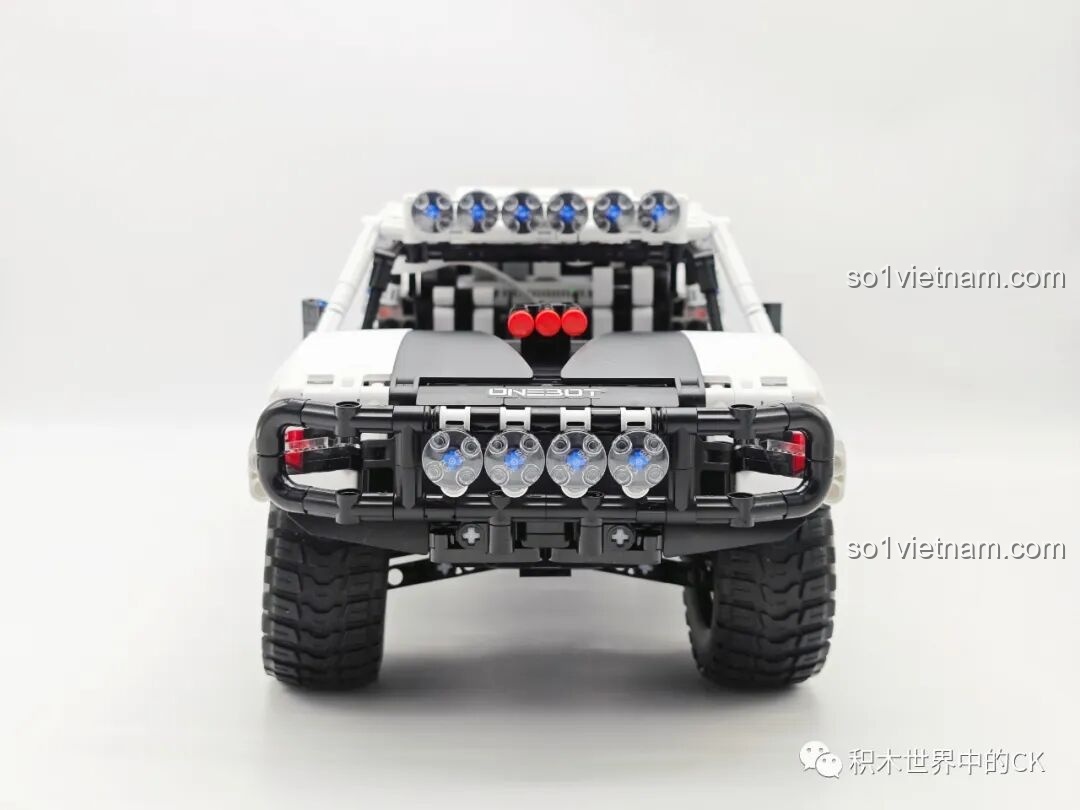 Góc nhìn trực diện của chiếc ONEBOT OBCPRC01AIQI Xe Tải Đua Địa Hình, thể hiện sự hầm hố của phần đầu xe.