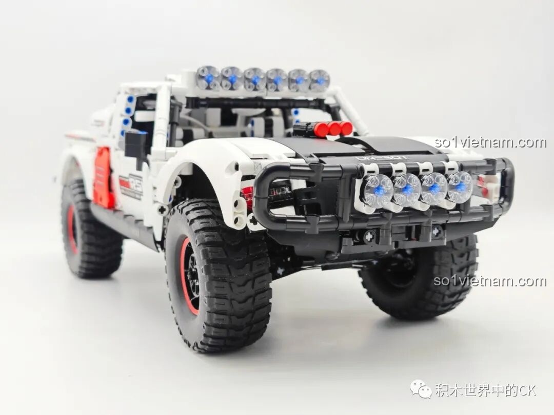 Góc nhìn phía trước đầy uy lực của chiếc ONEBOT OBCPRC01AIQI Xe Tải Đua Địa Hình đã hoàn thiện, sẵn sàng chinh phục mọi thử thách.