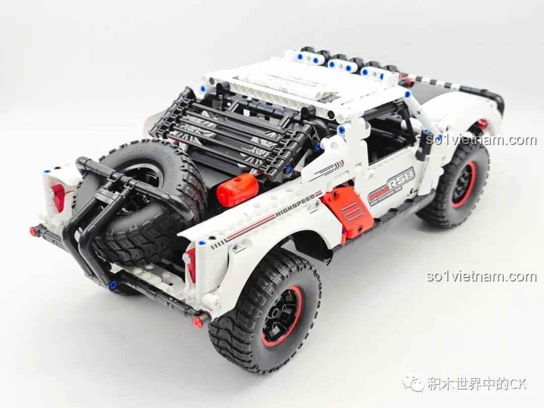 Góc nhìn xéo từ phía sau của chiếc ONEBOT OBCPRC01AIQI Xe Tải Đua Địa Hình, khoe trọn vẻ đẹp của thùng xe.