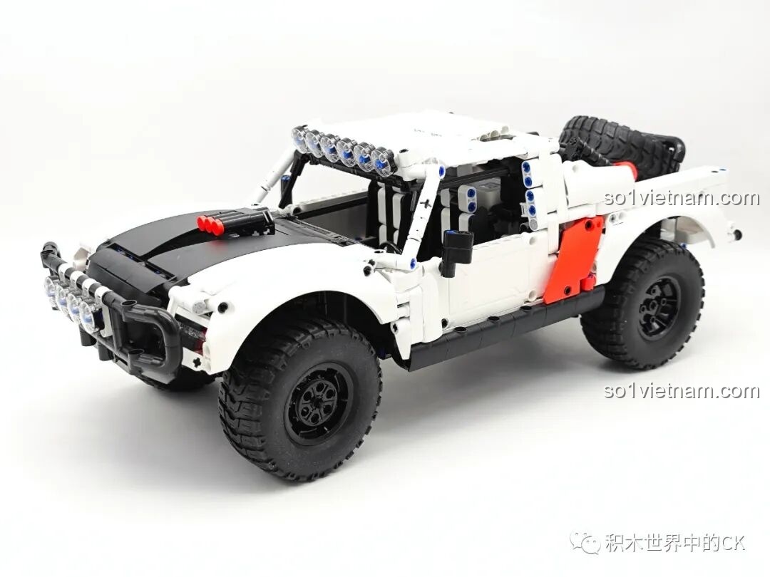 Mô hình ONEBOT OBCPRC01AIQI Xe Tải Đua Địa Hình đã hoàn thiện phần thân vỏ, chưa dán decal, với màu trắng chủ đạo.