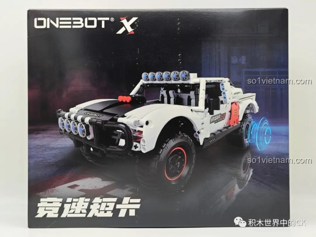 Hộp sản phẩm của bộ lắp ráp ONEBOT OBCPRC01AIQI Xe Tải Đua Địa Hình với hình ảnh chiếc xe đã hoàn thiện màu trắng đỏ nổi bật.
